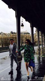组图：李湘夫妻牵手漫步巴黎 王诗龄可爱抢镜