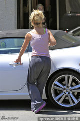 组图：布兰妮吊带T恤亮相 素颜出街步履匆匆