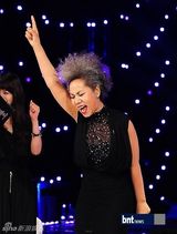 组图：仁顺伊等出演时尚节目展华丽舞台