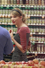 组图：斯威夫特购物耳机不离身 T恤热裤秀长腿