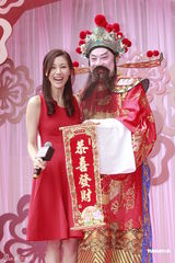 组图：李嘉欣不畏严寒性感贺岁 穿平底鞋否认怀孕