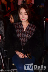 组图：T-ara孝敏等众星看秀 超短裙秀长腿