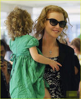 组图：妮可基德曼黑超遮面 穿印花裙带爱女度假