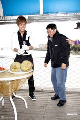 组图：吴克群为新专辑庆功 展现帅气笑容