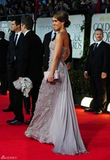 高清图：金球奖红毯杰西卡-阿尔芭礼服秀好身材