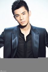 组图：乔振宇熟男写真气场十足 气质沉稳显精英范儿