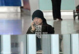 组图：文章独自回京电话不断 一袭黑衣表情神秘