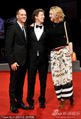 组图：《断开》首映 超模莉丽水墨短裙显个性