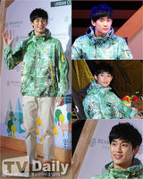 组图：金秀贤秀智赴野营庆典户外“约会”