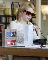 组图：艾玛-罗伯兹街拍LOOK休闲装扮开心购物