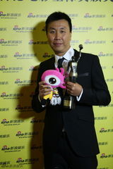 组图：金像奖得主后台秀奖杯 与小新合影