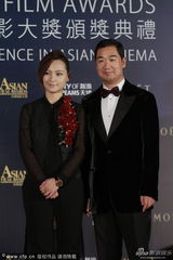 组图：周笔畅帅气黑西服镶花 与张国立携手亮相