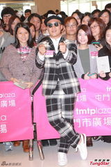 组图：陈奕迅出席DVD签名会 否认与陈家瑛闹翻