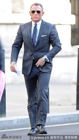 组图：朱迪-丹奇加盟《007》 丹尼尔-克雷格气场十足