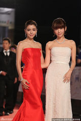 组图：邱泽绯闻女友李毓芬红裙艳丽 力拼郭雪芙