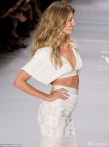 组图：辣妈邦辰深V装走秀露蛮腰 老公台下欣赏