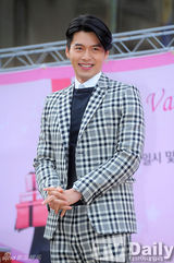 组图：韩星玄彬格子正装站台 男神魅力难挡