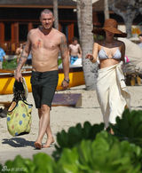 组图：梅根-福克斯现身夏威夷海滩比基尼秀身材