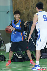 组图：柯震东亮相学校篮球场秀球技