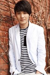 组图：李彦明春日写真展型男本色