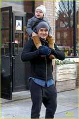 组图：奥兰多带子出街骑大马 小弗林吐舌卖萌