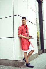 明星爱街拍：何晟铭烈日耍酷要帅要Fashion