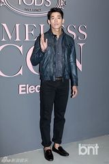 组图：李钟硕2AM瑟雍等帅气出席戴妃摄影发布会