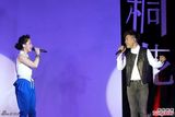 组图：阿娇亮相专辑发布会 与胡彦斌甜蜜对唱
