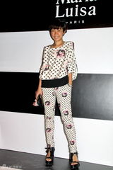 组图：吴君如无意找代母再孕 黑色裤装不失女人味