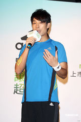 幻灯图集：刘心悠化身跑步助教 指导蓝钧天练身材