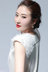 幻灯组图：音乐才女林天爱优雅大片 鲜艳红唇显娇嫩