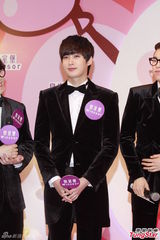 组图：韩团Block B亲民袭港 成员朴经疯狂送抱