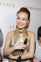 组图：GD多彩发色个性十足 容祖儿变粉丝