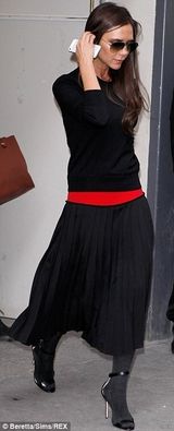 组图：贝克汉姆巴黎探望贝嫂 英气凸显不逊男模