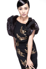 组图：辣妈苏岩全新写真华丽优雅贵族范