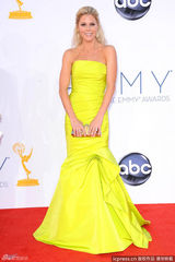 组图：艾美奖红毯 朱丽-鲍温荧光黄礼服明艳