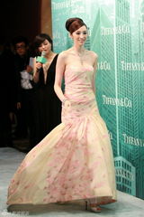 组图：群星助阵发布会 巩俐戴过亿珠宝显女王气质