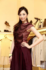 高清图：吴佩慈高腰酒瓶裙走秀 黄色套装妩媚明艳