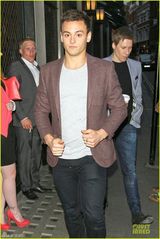 组图：戴利与男友约会 嘴角含春甜蜜注视