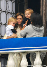 幻灯图集：安吉丽娜抱双胞胎力不从心 保姆帮忙