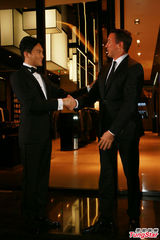 组图：张智霖携袁咏仪亮相上海 优雅显男神风范