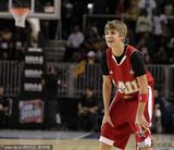 组图：比伯驰骋NBA球场卖力秀球技 专业架势帅气