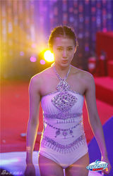 组图：星跳跃女星多款泳衣PK 周韦彤撞色性感