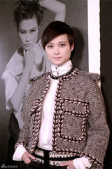 组图：李宇春亮相摄影展 与冷艳蒂尔达合影