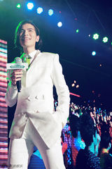 组图：萧敬腾现身无伴奏清唱派对秀唱功