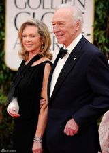 组图：老戏骨克里斯托弗-普卢默携妻亮相红毯