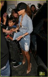 组图：蕾哈娜为母庆生撒娇似猫咪 俏皮比中指