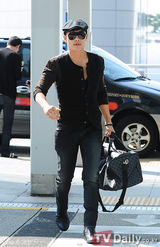 组图：韩星李秉宪潮装亮相机场赴加拿大拍新片