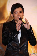 组图：周杰伦帅气亮相庆功宴 自曝秀腹肌靠打光