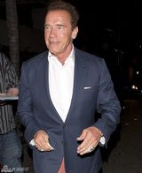 组图：斯瓦辛格与新欢共进晚餐 女方家人护驾